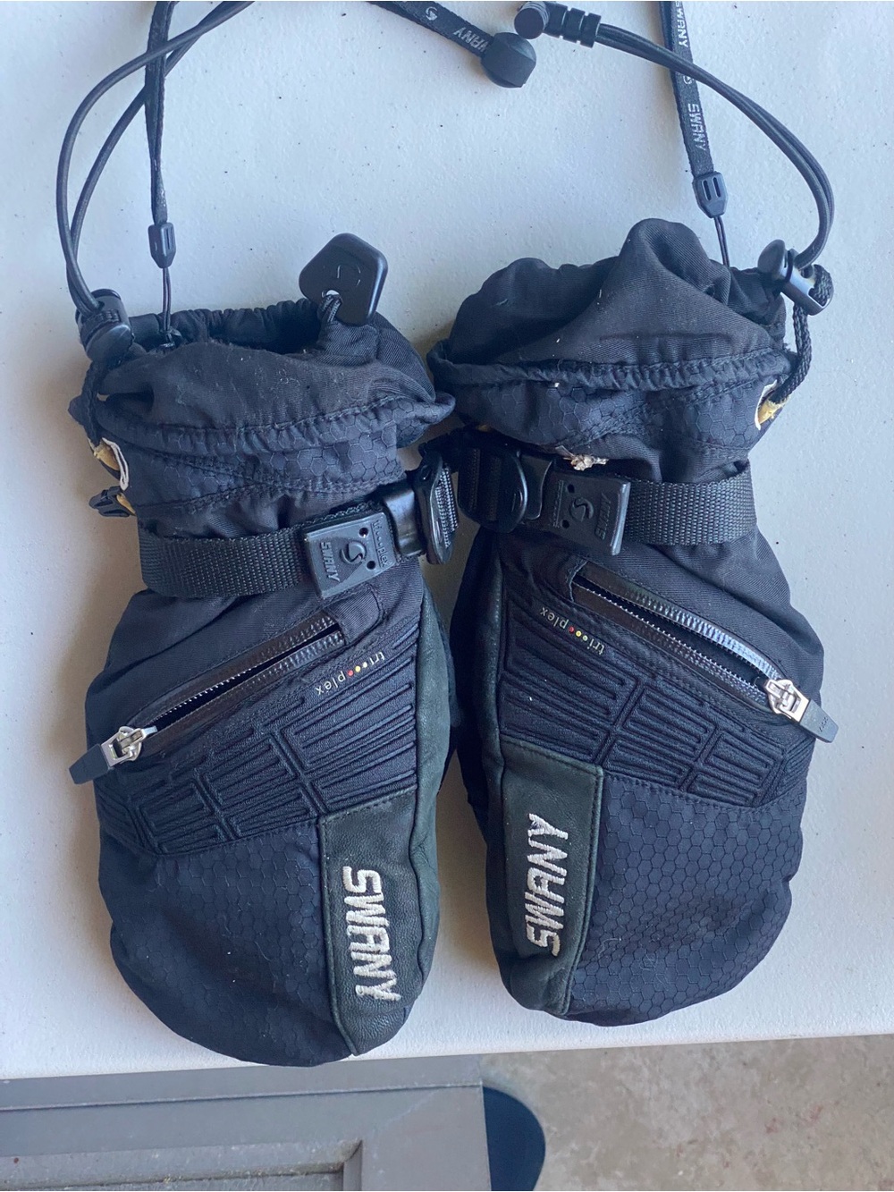Black Women’s Black with zip pocket Mittens Insulated Ski/Snow Gloves SZ M